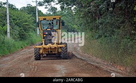 La machine de travaux routiers au Brésil travaille sur une route en gravier. Banque D'Images