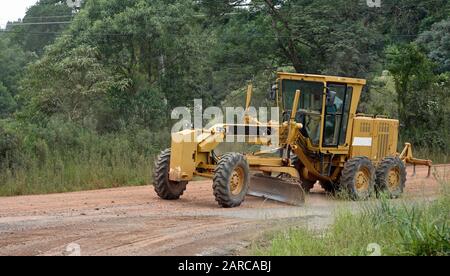 La machine de travaux routiers au Brésil travaille sur une route en gravier. Banque D'Images