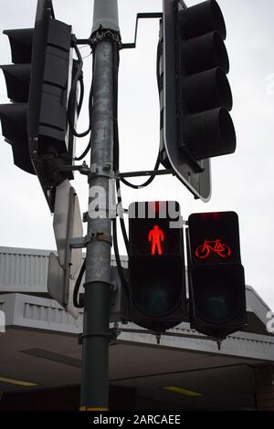 Vue verticale à angle bas de deux panneaux rouges pendant jour Banque D'Images