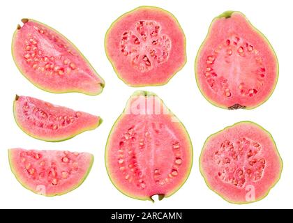 Fruits de goyave coupés isolés. Morceaux de guavas roses charnus isolés sur fond blanc avec chemin de découpe Banque D'Images