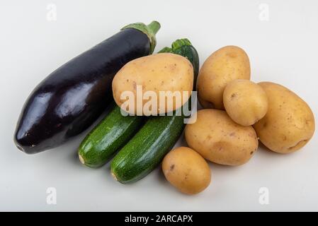 Prise d'angle élevée de courgettes d'aubergines et de pommes de terre avec du blanc arrière-plan Banque D'Images