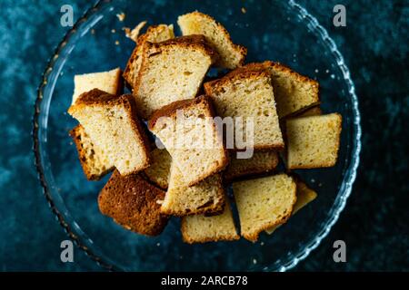 Tranches De Gâteau Au Citron Maison Sur Plateau En Verre. Prêt À Servir. Dessert Biologique. Banque D'Images