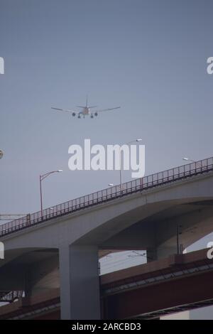 Prise de vue verticale d'un avion survolant au-dessus d'un pont Banque D'Images