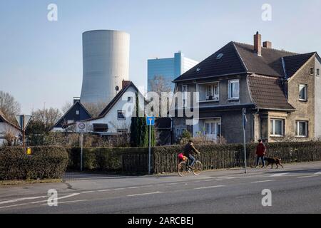 Datteln, région de la Ruhr, Rhénanie-du-Nord-Westphalie, Allemagne - Maisons résidentielles dans le règlement principal devant la centrale électrique Datteln 4, Uniper charbon-f Banque D'Images