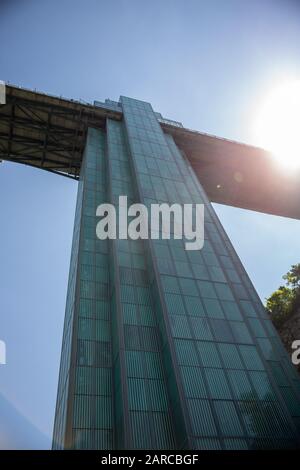 Angle vertical bas de la tour d'observation à Niagara Falls, New York, États-Unis Banque D'Images