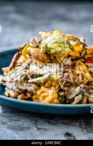 Cuisine Mexicaine Carne Asada Steak Fillets, Sauce Guacamole, Haricots Pinto Et Riz. Cuisine Traditionnelle. Banque D'Images