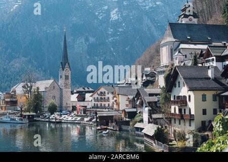 Photo grand angle de magnifiques bâtiments à Hallstatt, Autriche Banque D'Images