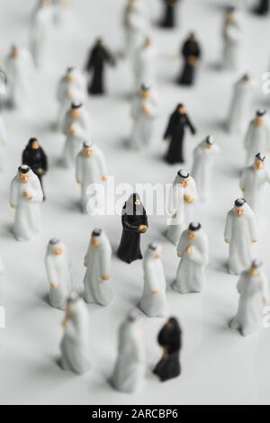 Photo sélective de petites statues de musulmans avec hommes en robes blanches et femmes en noir Banque D'Images