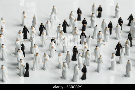 Photo en grand angle de petites statues de musulmans peignoirs traditionnels noirs et blancs Banque D'Images
