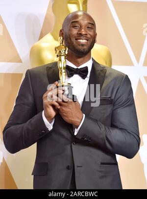 Hollywood, CA - 04 MARS : le cinéaste Kobe Bryant pose dans la salle de presse lors du 90ème prix annuel de l'Académie au Hollywood & Highland Center le 4 mars 2018 à Hollywood, Californie. Banque D'Images