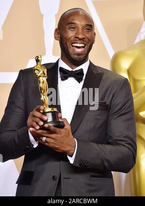 Hollywood, CA - 04 MARS : le cinéaste Kobe Bryant pose dans la salle de presse lors du 90ème prix annuel de l'Académie au Hollywood & Highland Center le 4 mars 2018 à Hollywood, Californie. Banque D'Images