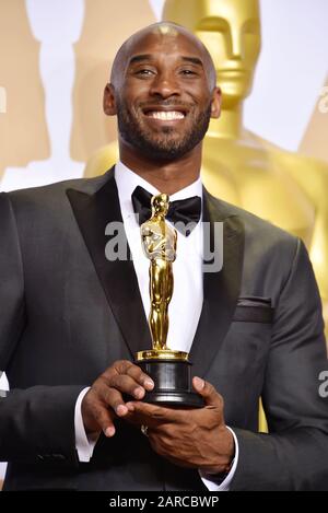 Hollywood, CA - 04 MARS : le cinéaste Kobe Bryant pose dans la salle de presse lors du 90ème prix annuel de l'Académie au Hollywood & Highland Center le 4 mars 2018 à Hollywood, Californie. Banque D'Images