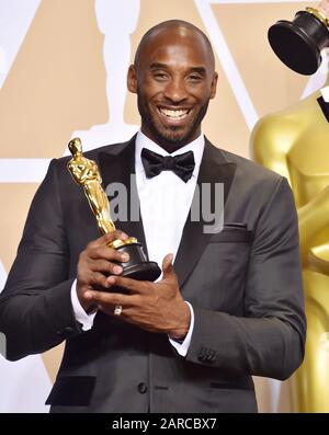 Hollywood, CA - 04 MARS : le cinéaste Kobe Bryant pose dans la salle de presse lors du 90ème prix annuel de l'Académie au Hollywood & Highland Center le 4 mars 2018 à Hollywood, Californie. Banque D'Images