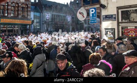 Binche, BELGIQUE - 18 février 2018 : un groupe de personnes à un carnaval de Binche, Belgique Banque D'Images