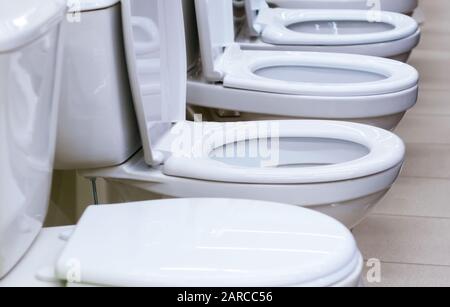 toilettes blanches gros plan sélectif foyer. la vente de nouvelles toilettes dans le magasin Banque D'Images