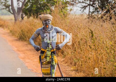 Bissau, République de Guinée-Bissau - 11 janvier 2020: Portrait d'un homme guerrier à visage peint traditionnellement Banque D'Images
