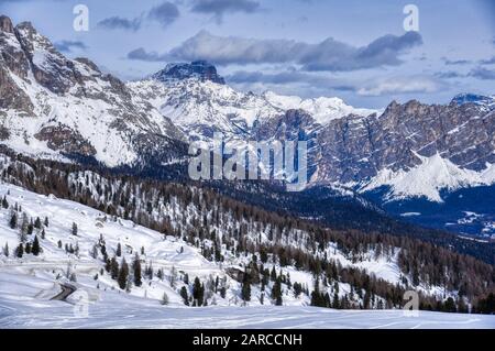 De Passo Giau vue sur les montagnes surplombant la vallée de Cortina Banque D'Images