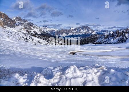 En haut de la route qui mène à Passo Giau, vous pourrez profiter d'une vue magnifique sur les Alpes entourant la vallée de Cortina Banque D'Images