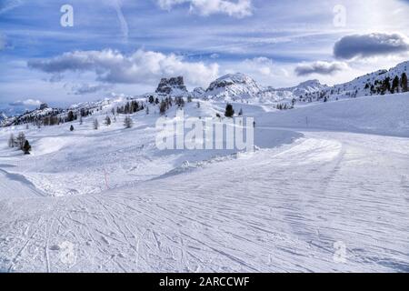 Ski à haute altitude dans l'environnement du Falzarego Pass Banque D'Images