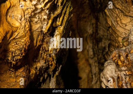 Fond de grotte de pierre abstrait. Formations rocheuses sur les arches et les murs du hall dans la grotte. Archéologie. Grunge coloré texturé. Banque D'Images