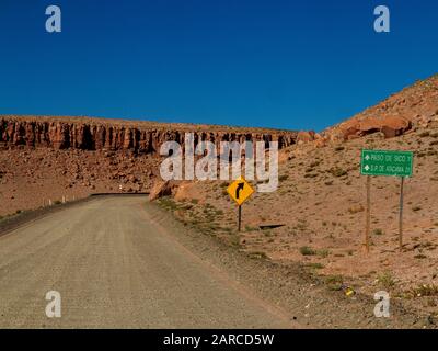 Des formations de roches sont présentes sur le paysage comme nous approchant Paso Sico, Argentine Banque D'Images