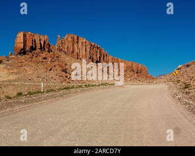 Des formations de roches sont présentes sur le paysage comme nous approchant Paso Sico, Argentine Banque D'Images