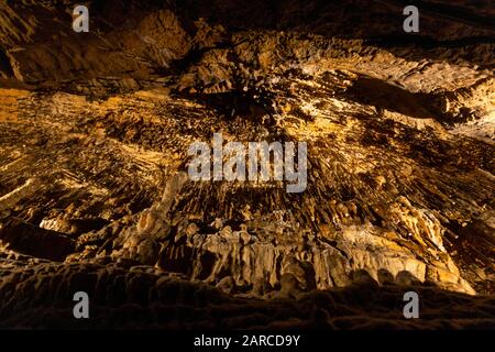 Fond de grotte de pierre abstrait. Formations rocheuses sur les arches et les murs du hall dans la grotte. Archéologie. Grunge coloré texturé. Banque D'Images