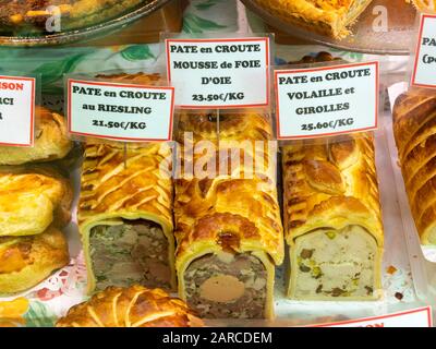 Divers plats en croûte ou en pâte à vendre dans une épicerie fine française en Alsace France Banque D'Images