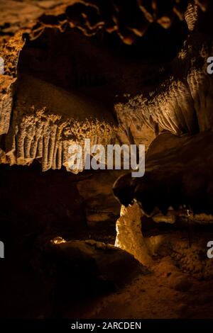 Fond de grotte de pierre abstrait. Formations rocheuses sur les arches et les murs du hall dans la grotte. Archéologie. Grunge coloré texturé. Banque D'Images