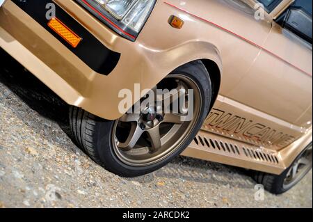 Une petite voiture japonaise classique Toyota Starlet de 1982 légèrement modifiée Banque D'Images