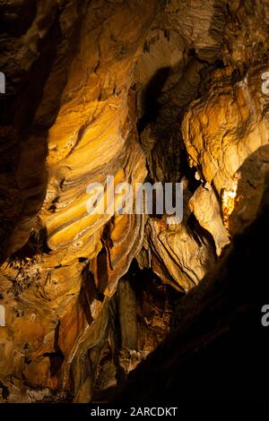 Fond de grotte de pierre abstrait. Formations rocheuses sur les arches et les murs du hall dans la grotte. Archéologie. Grunge coloré texturé. Banque D'Images