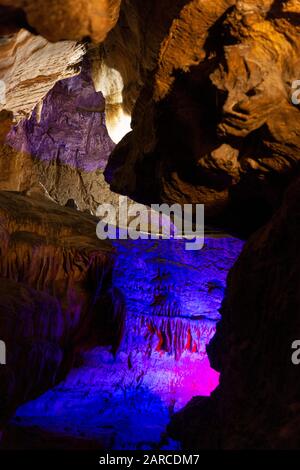 Fond de grotte de pierre abstrait. Formations rocheuses sur les arches et les murs du hall dans la grotte. Archéologie. Grunge coloré texturé. Banque D'Images