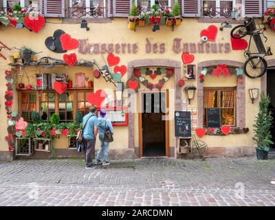 La brasserie des Tanneurs décorée avec ornement dans le vieux quartier des tanneurs de Colmar Alsace France Banque D'Images