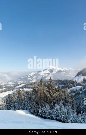 Vue hivernale sur les Alpes de Kitzbuhel en Autriche, y compris la corne de Kitzbuheler avec ciel bleu clair au-dessus. Banque D'Images