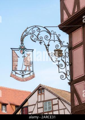 Le restaurant traditionnel en fer forgé se trouve à la Maison au Pelerin, dans Colmar Alsace France Banque D'Images