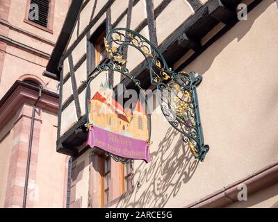 Le signe traditionnel du fer forgé à l'Atelier des trois Églises ou trois églises à Riquewihr Alsace France Banque D'Images