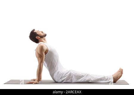 Homme sur un tapis de sol faisant un étirement de yoga isolé sur fond blanc Banque D'Images