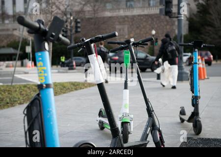 Les scooters électriques sans quai stationnés sur un trottoir près du National Mall à Washington, D.C., comme on l'a vu le 27 janvier 2020. (Graeme Sloan/Sipa Usa) Banque D'Images