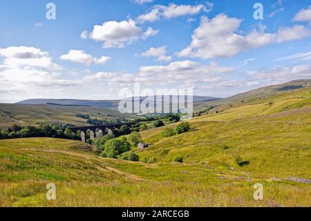 Viaduc de dent Head et la campagne environnante à Dentdale, dans le parc national du Yorkshire Dales, lors d'une journée ensoleillée d'été Angleterre Royaume-Uni Banque D'Images