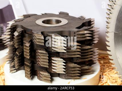 Close-up of metal acier inoxydable et mandrins couteaux pour couper du bois. Banque D'Images