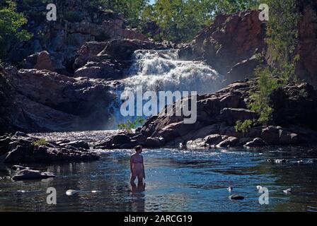 Katherine, NT, Australie - 23 avril 2010 : une femme non identifiée en maillot de bain aux chutes Edith, alias Leliyn Falls, dans le territoire du Nord Banque D'Images