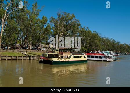 Echuca, Victoria, Australie - 21 janvier 2008 : restaurant de croisière et bateaux à louer sur la Murray River Banque D'Images