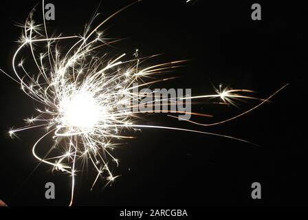 Feu d'artifice festif dans le ciel magique de la nuit Banque D'Images