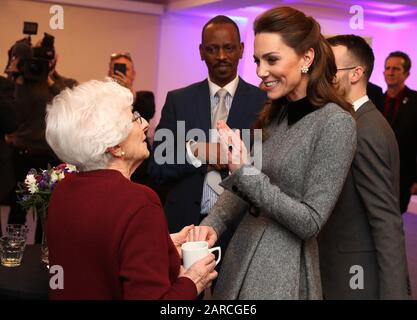 La duchesse de Cambridge partage une blague avec Yvonne Bernstein, survivante de l'Holocauste, après la cérémonie commémorative de la Journée commémorative de l'Holocauste au Central Hall à Westminster, Londres. Banque D'Images