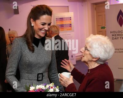 La duchesse de Cambridge partage une blague avec Yvonne Bernstein, survivante de l'Holocauste, après la cérémonie commémorative de la Journée commémorative de l'Holocauste au Central Hall à Westminster, Londres. Banque D'Images