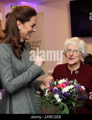 La duchesse de Cambridge partage une blague avec Yvonne Bernstein, survivante de l'Holocauste, après la cérémonie commémorative de la Journée commémorative de l'Holocauste au Central Hall à Westminster, Londres. Banque D'Images