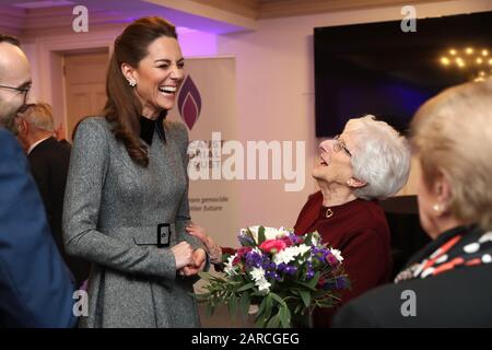 La duchesse de Cambridge partage une blague avec Yvonne Bernstein, survivante de l'Holocauste, après la cérémonie commémorative de la Journée commémorative de l'Holocauste au Central Hall à Westminster, Londres. Banque D'Images