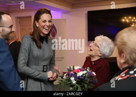 La duchesse de Cambridge partage une blague avec Yvonne Bernstein, survivante de l'Holocauste, après la cérémonie commémorative de la Journée commémorative de l'Holocauste au Central Hall à Westminster, Londres. Banque D'Images