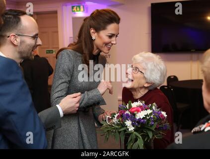 La duchesse de Cambridge partage une blague avec Yvonne Bernstein, survivante de l'Holocauste, après la cérémonie commémorative de la Journée commémorative de l'Holocauste au Central Hall à Westminster, Londres. Banque D'Images