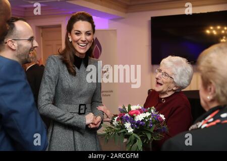 La duchesse de Cambridge partage une blague avec Yvonne Bernstein, survivante de l'Holocauste, après la cérémonie commémorative de la Journée commémorative de l'Holocauste au Central Hall à Westminster, Londres. Banque D'Images